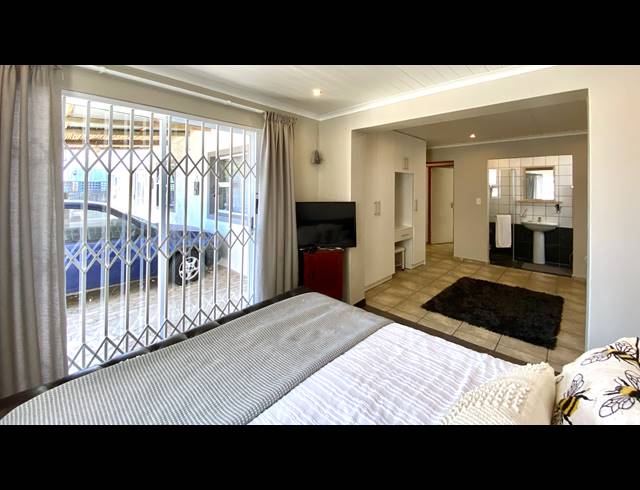 4 BEDROOM HOUSE FOR SALE IN VELDDRIF